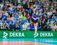 Aufschlag für die Finalserie! Foto: Jens Körner - Bildermacher Sport